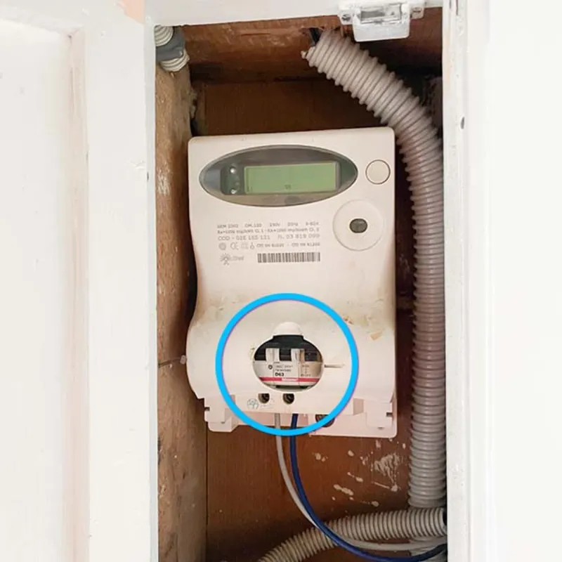 Lo sportello del quadro elettrico vicino alla porta d'ingresso