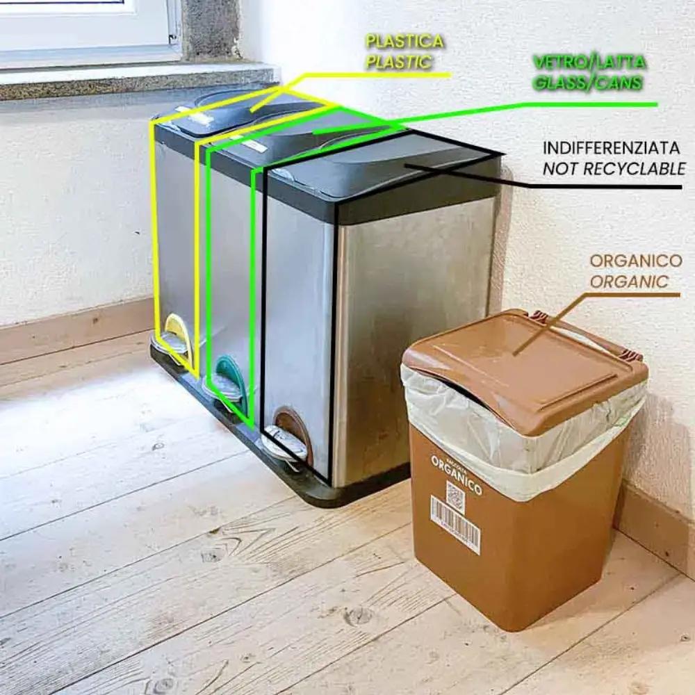 I bidoni della raccolta differenziata presenti nella Casetta