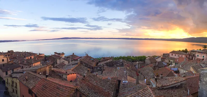 Vista del Lago di Bracciano con il Castello Odescalchi sullo sfondo