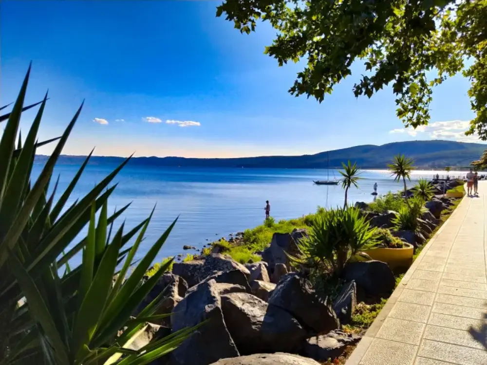 Tramonto suggestivo sul Lago di Bracciano durante la processione del 15 agosto